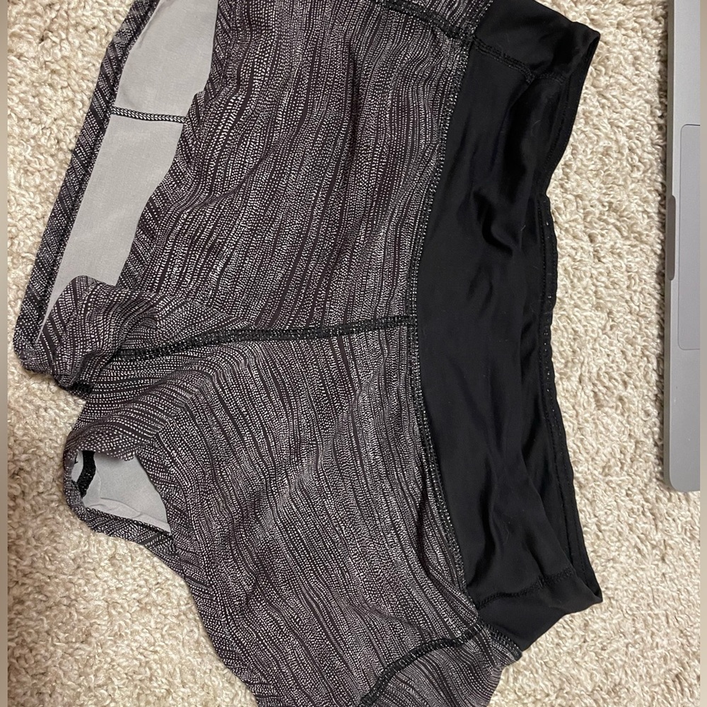 Dotted lululemon shorts size 4